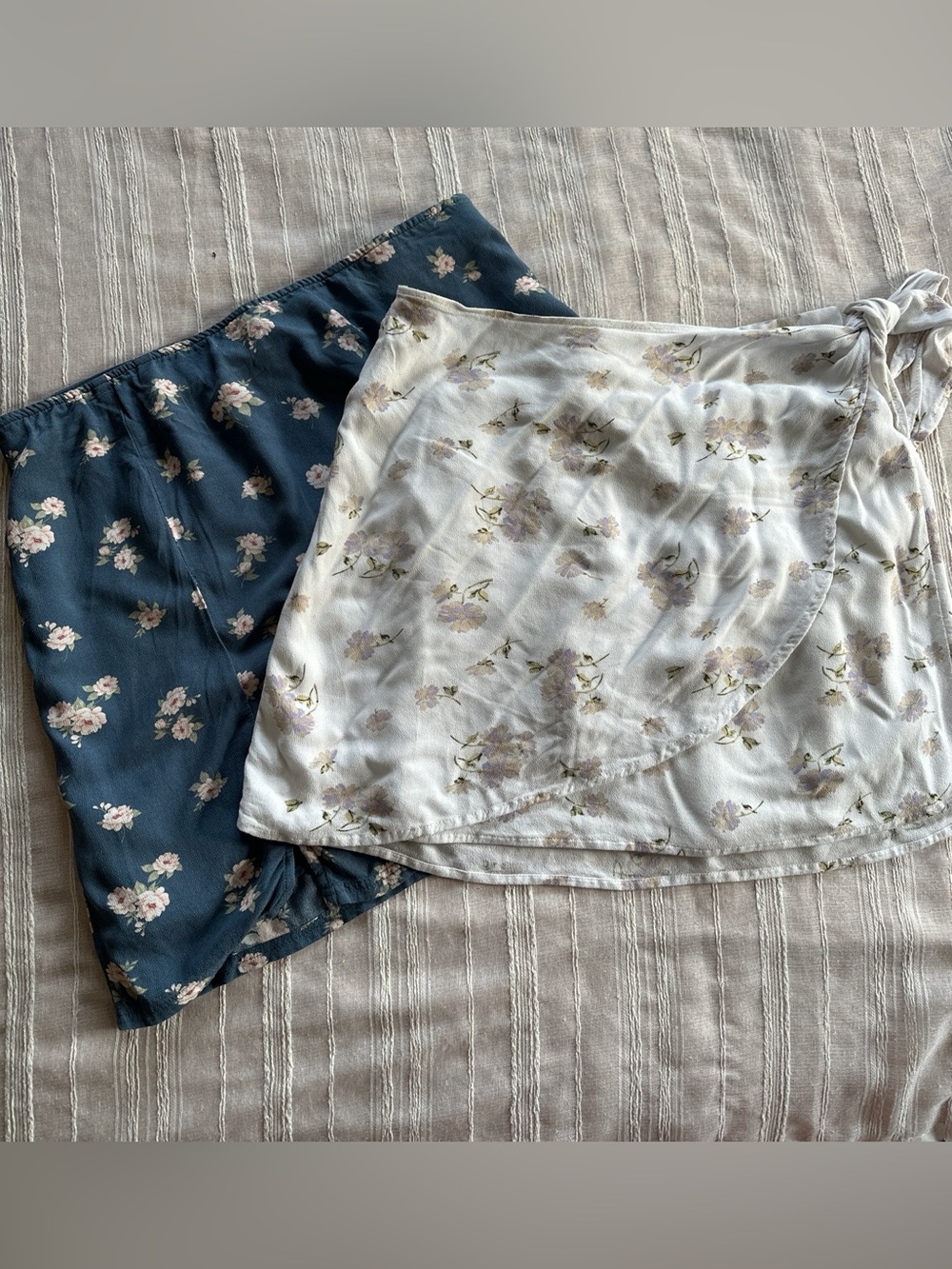 Bundle of 2 American Eagle Outfitters Viscose Floral Mini Skirts | L